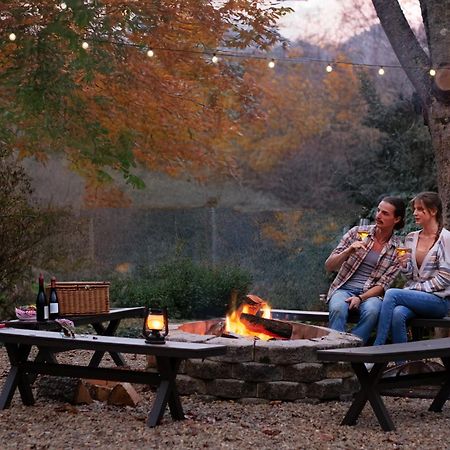 Outland Chalet & Suites Great Smoky Mountains Whittier Екстериор снимка