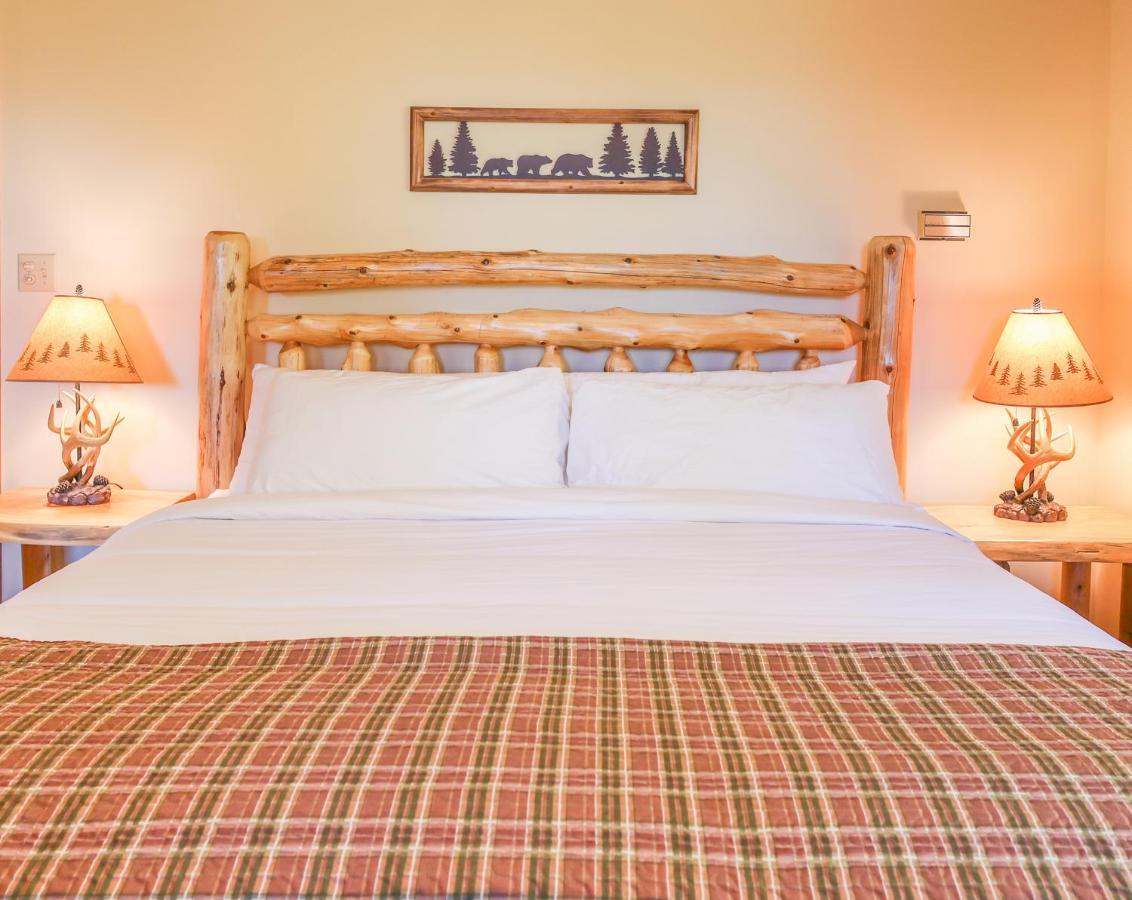 Outland Chalet & Suites Great Smoky Mountains Whittier Стая снимка