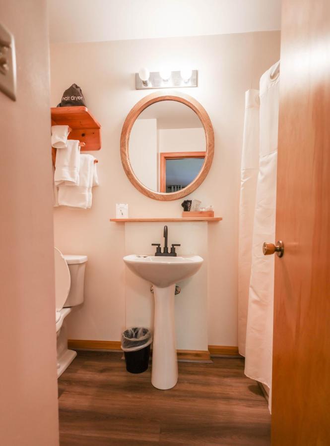 Outland Chalet & Suites Great Smoky Mountains Whittier Стая снимка