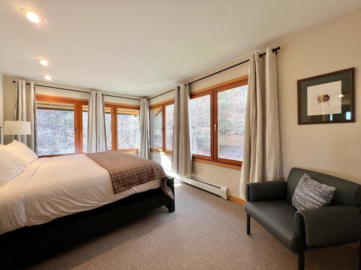Outland Chalet & Suites Great Smoky Mountains Whittier Стая снимка