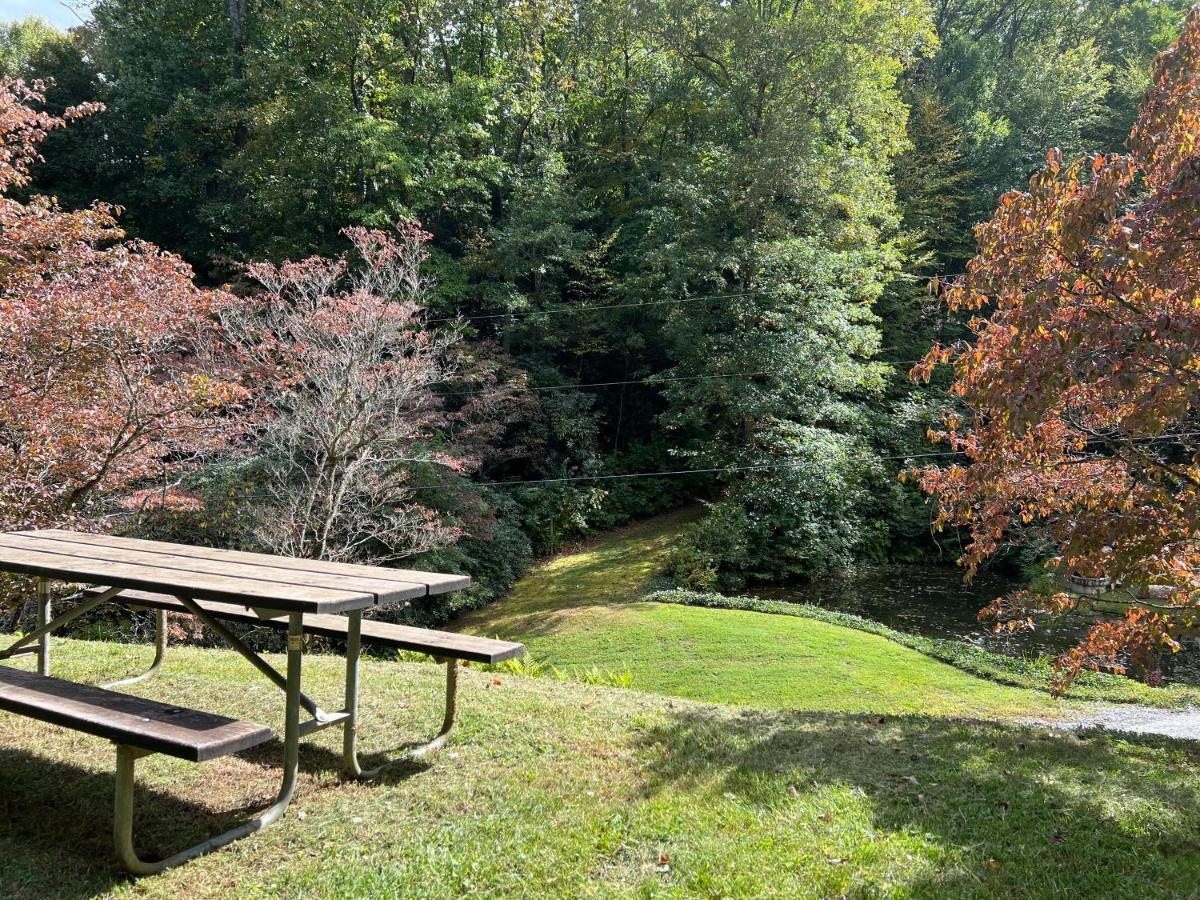 Outland Chalet & Suites Great Smoky Mountains Whittier Екстериор снимка