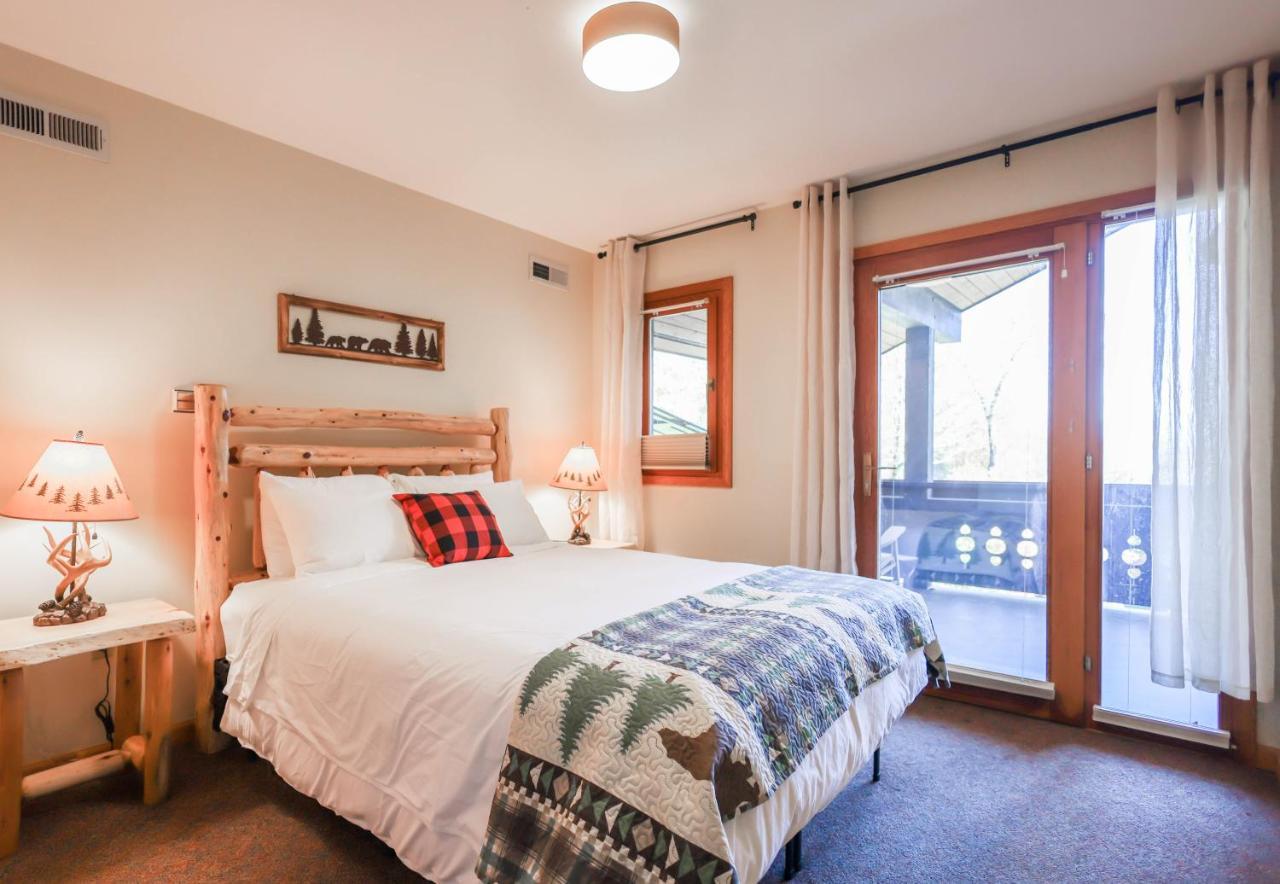 Outland Chalet & Suites Great Smoky Mountains Whittier Стая снимка