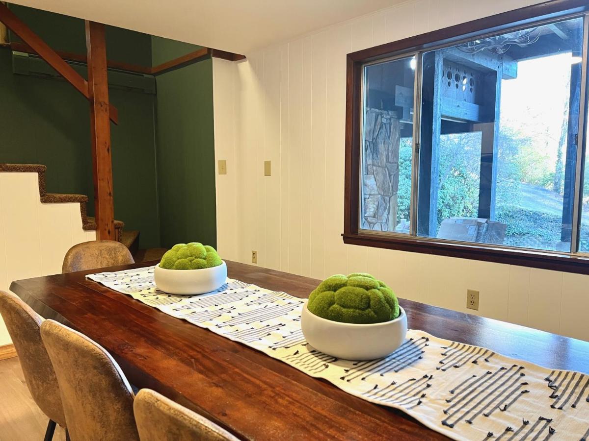 Outland Chalet & Suites Great Smoky Mountains Whittier Стая снимка