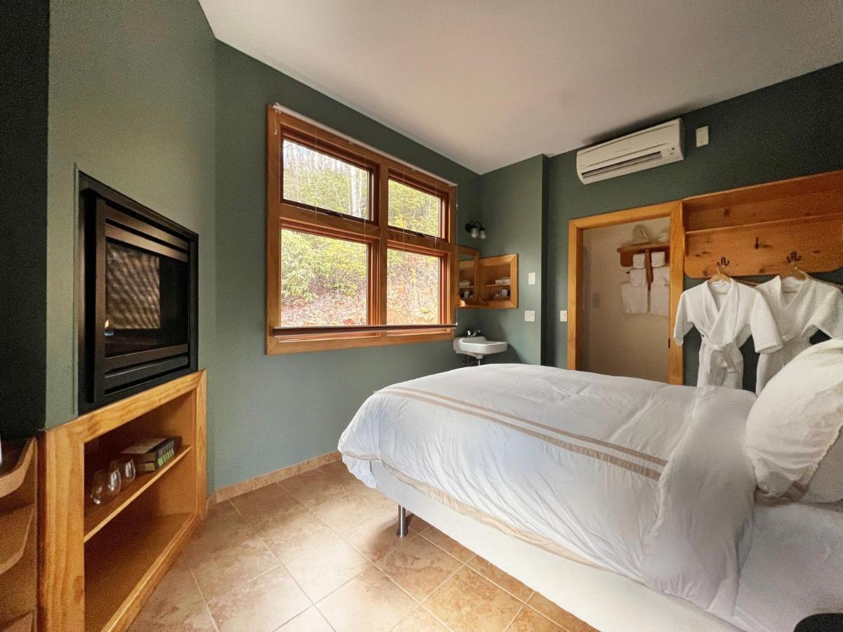 Outland Chalet & Suites Great Smoky Mountains Whittier Стая снимка
