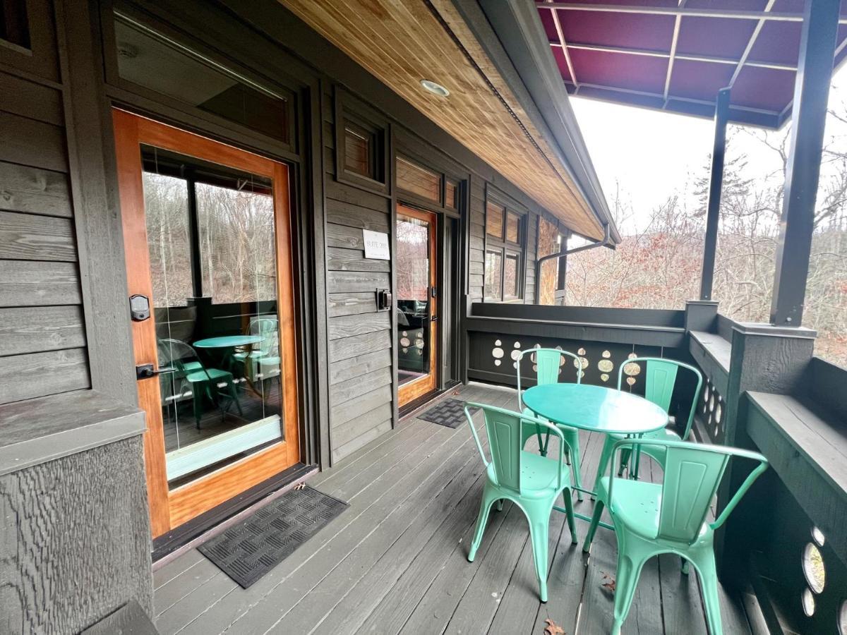 Outland Chalet & Suites Great Smoky Mountains Whittier Екстериор снимка